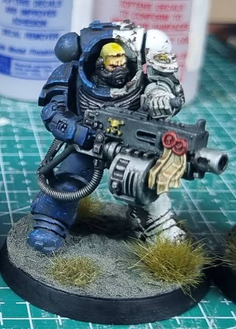 Space Marine miniature with heavy weapon and white shoulder plate